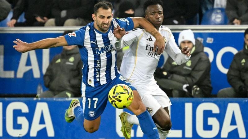 克莱重返大通中心受欢呼，库里两度主动致意（克莱重返大通中心引爆欢呼，库里两次主动致意）